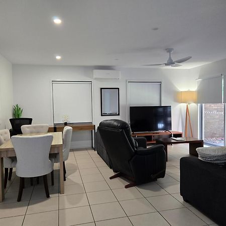 Quarterdecks Retreat Urangan Exterior foto
