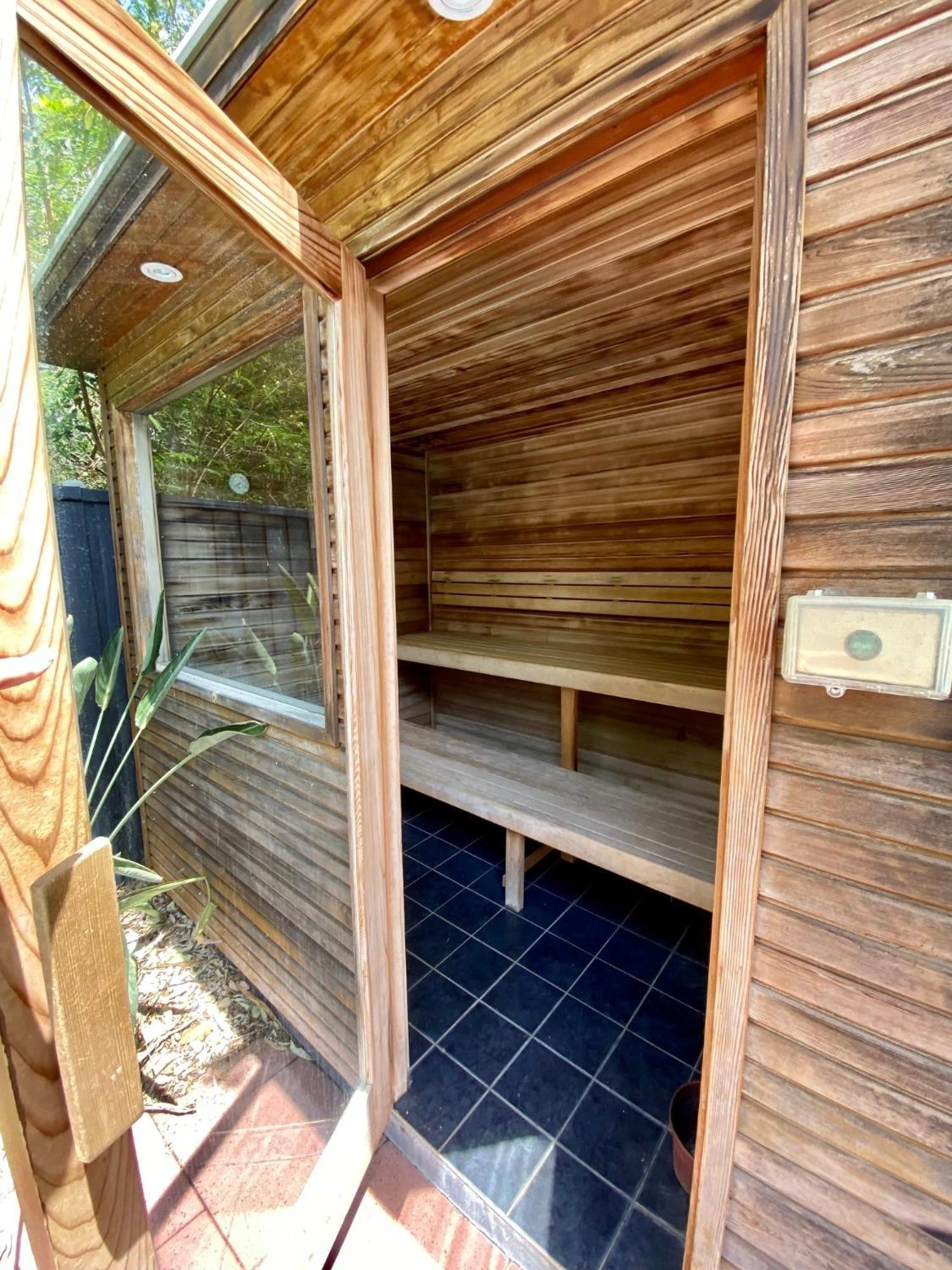Quarterdecks Retreat Urangan Exterior foto
