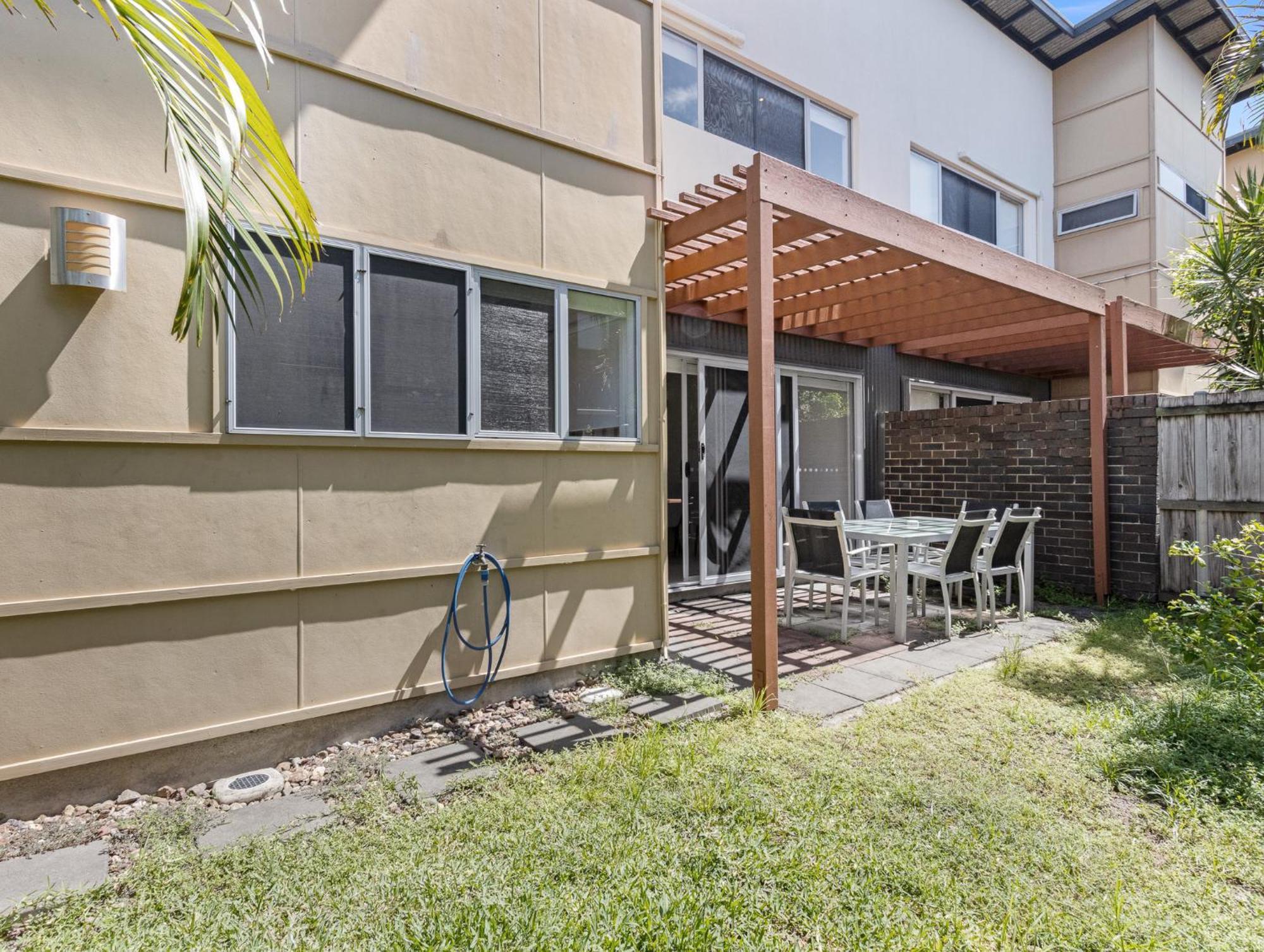Quarterdecks Retreat Urangan Exterior foto