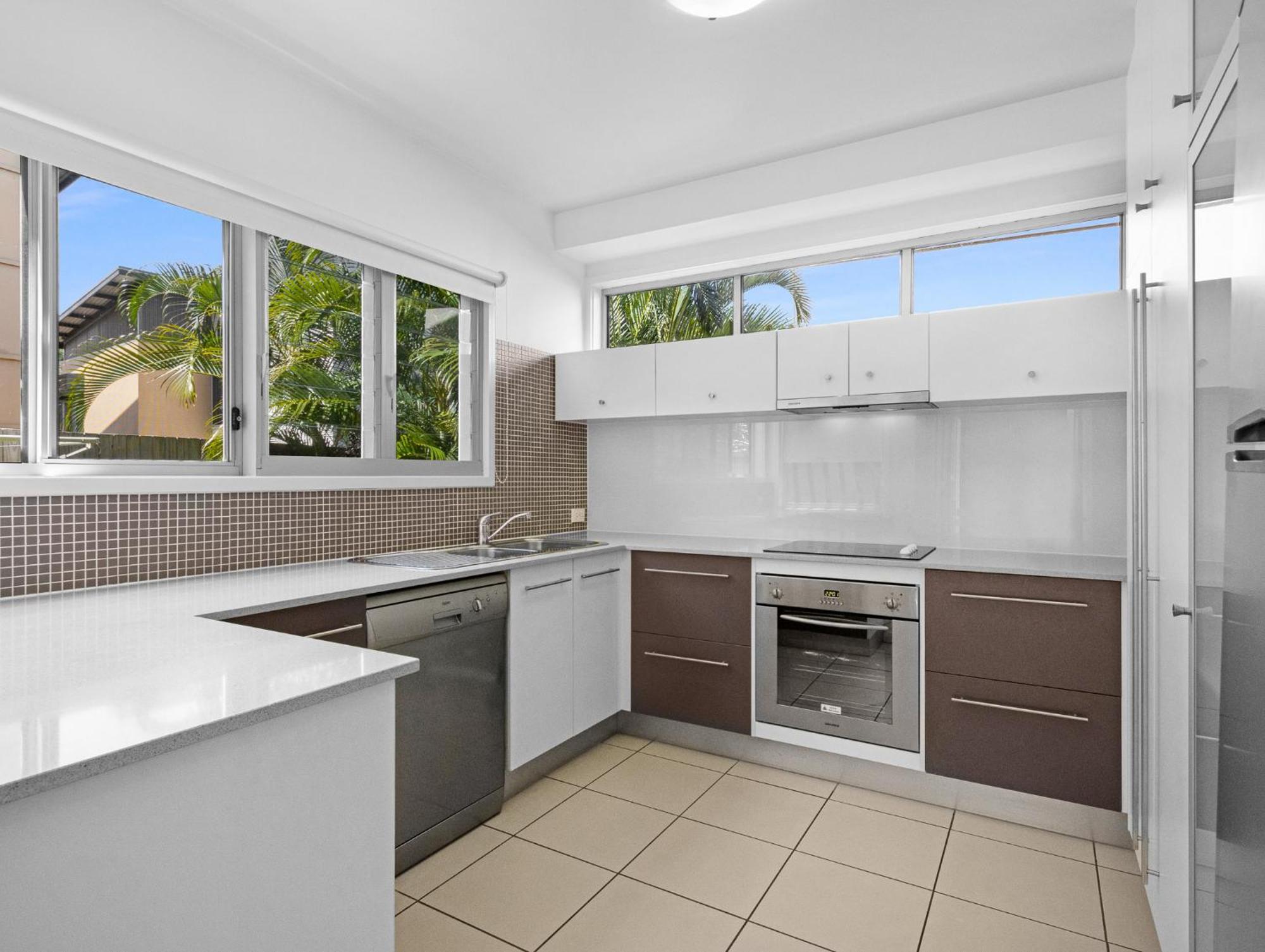 Quarterdecks Retreat Urangan Exterior foto