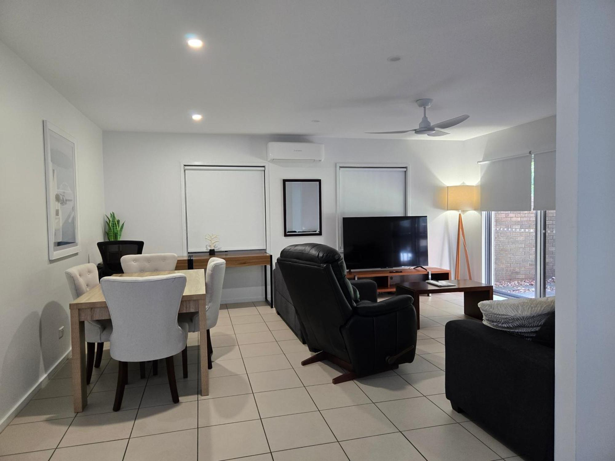 Quarterdecks Retreat Urangan Exterior foto