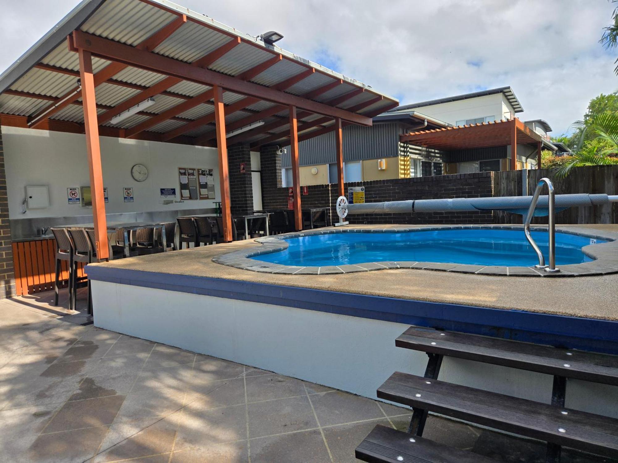 Quarterdecks Retreat Urangan Exterior foto