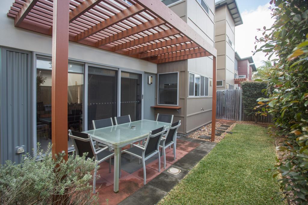 Quarterdecks Retreat Urangan Exterior foto
